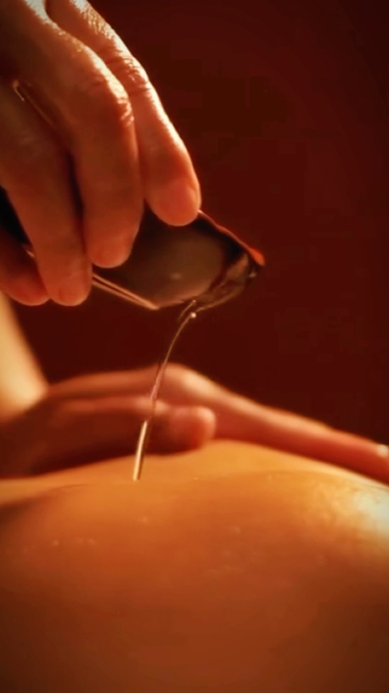 Olio caldo versato sulla schiena prima del massaggio